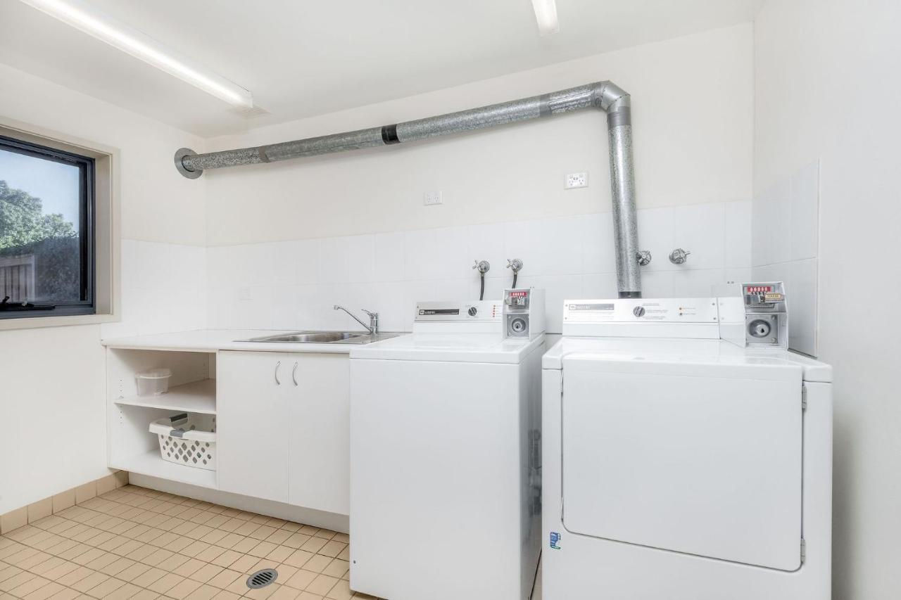 Hawkesbury Race Club Motel Windsor Exterior foto A laundry room with a washing machine and a dryer
