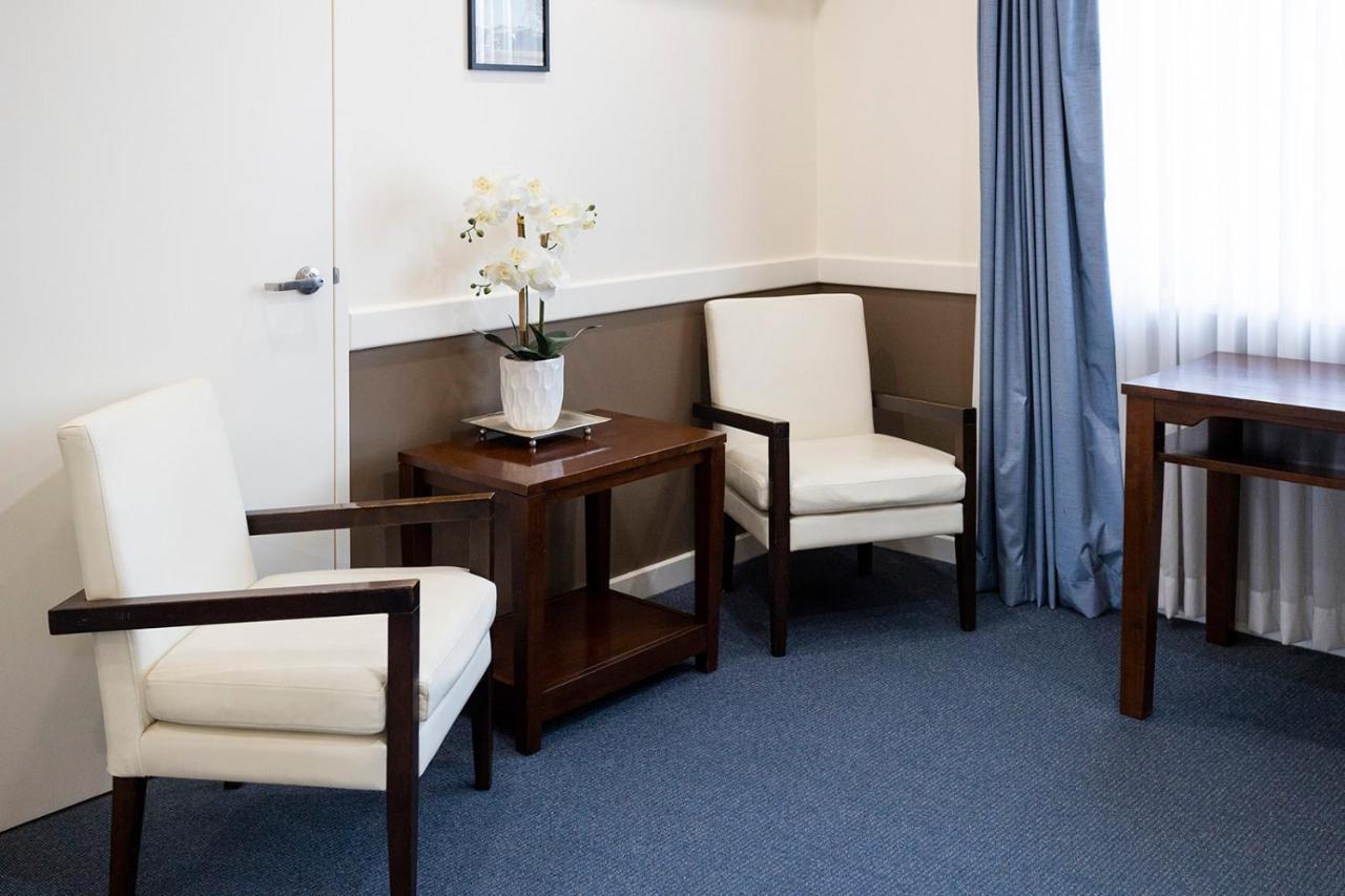 Hawkesbury Race Club Motel Windsor Exterior foto A room at the hotel