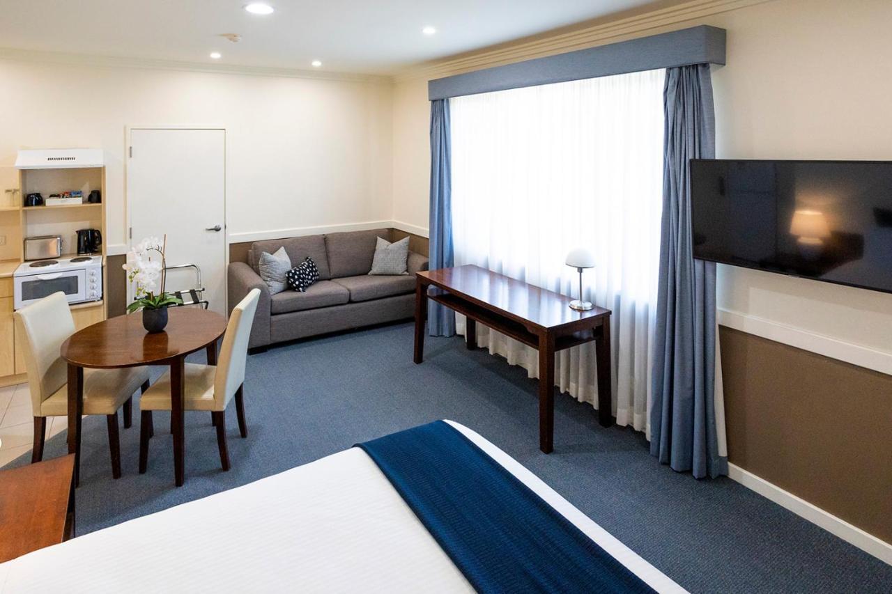 Hawkesbury Race Club Motel Windsor Exterior foto A suite at the hotel