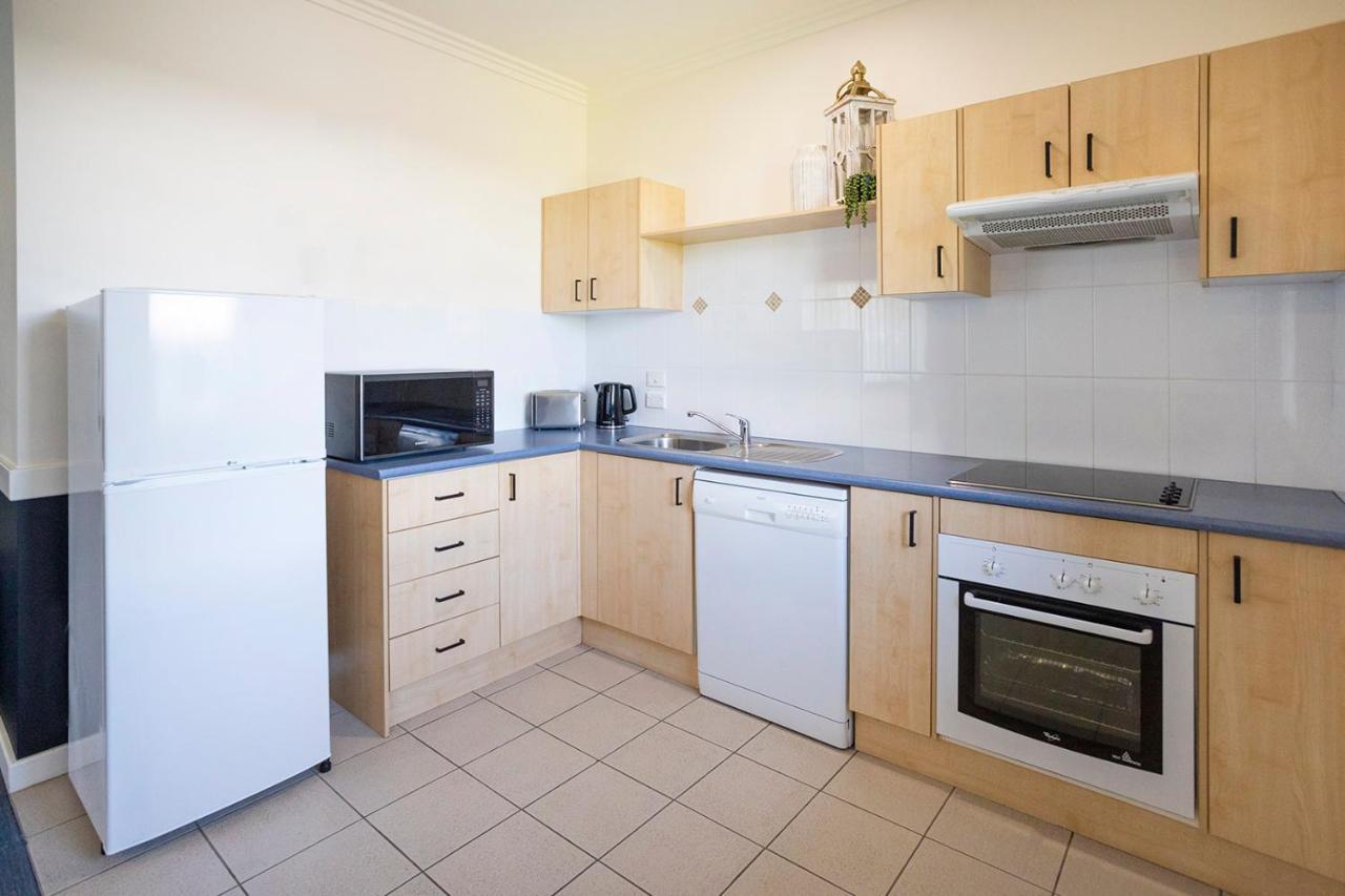 Hawkesbury Race Club Motel Windsor Exterior foto A typical kitchen in a student apartment