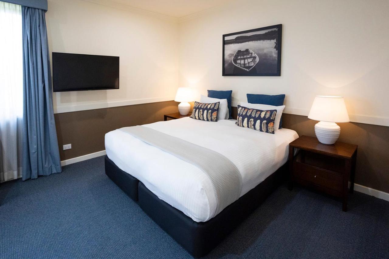 Hawkesbury Race Club Motel Windsor Exterior foto A room at the hotel