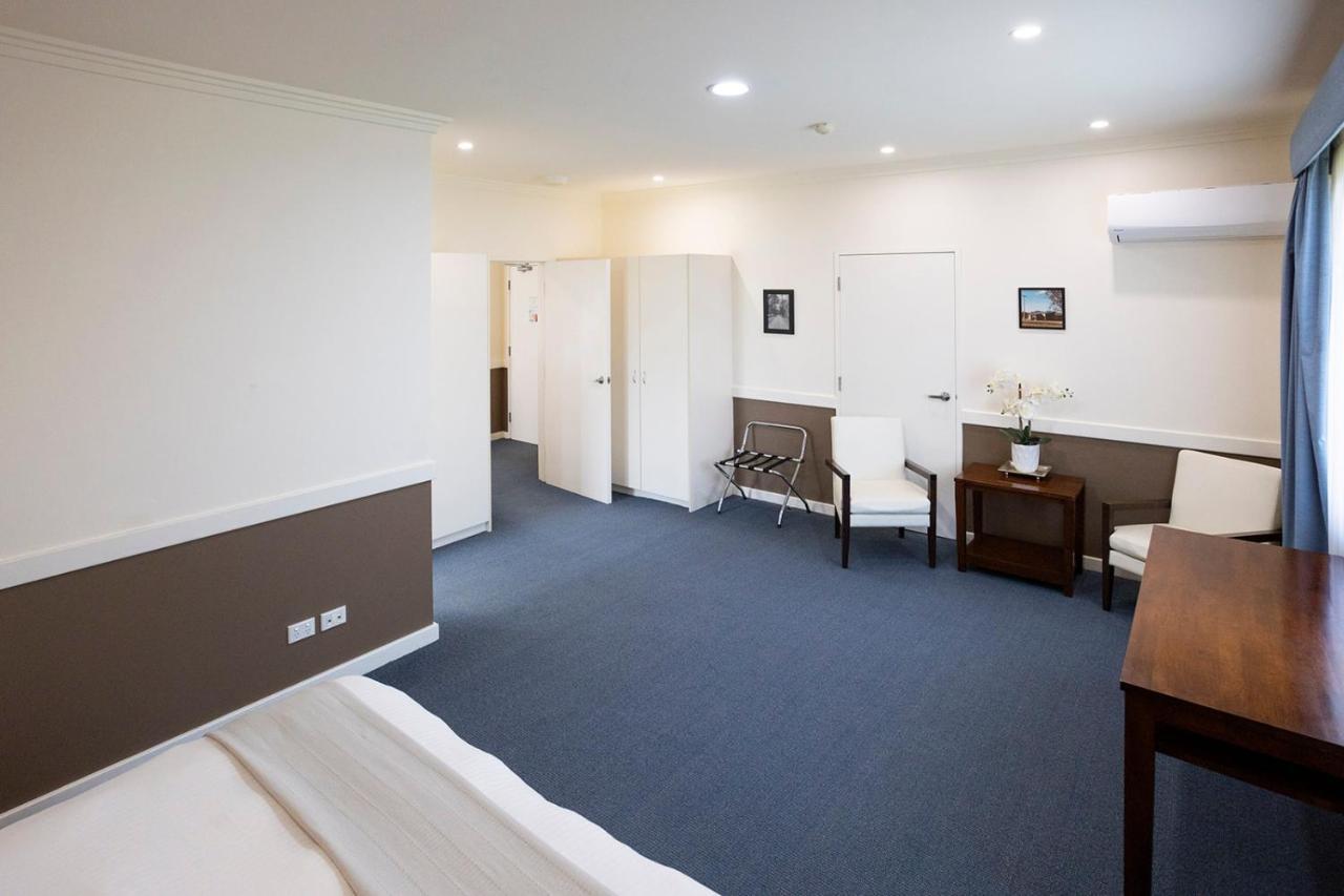 Hawkesbury Race Club Motel Windsor Exterior foto A room at the hotel